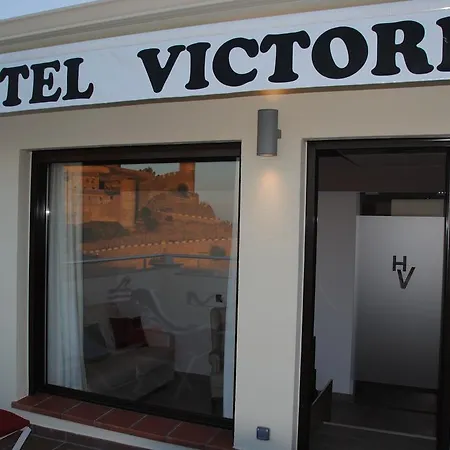 Victoria Hotel *