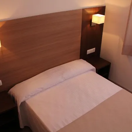 Victoria Hotel *
