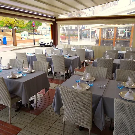 Victoria Hotel *