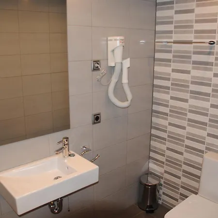 Victoria Hotel *